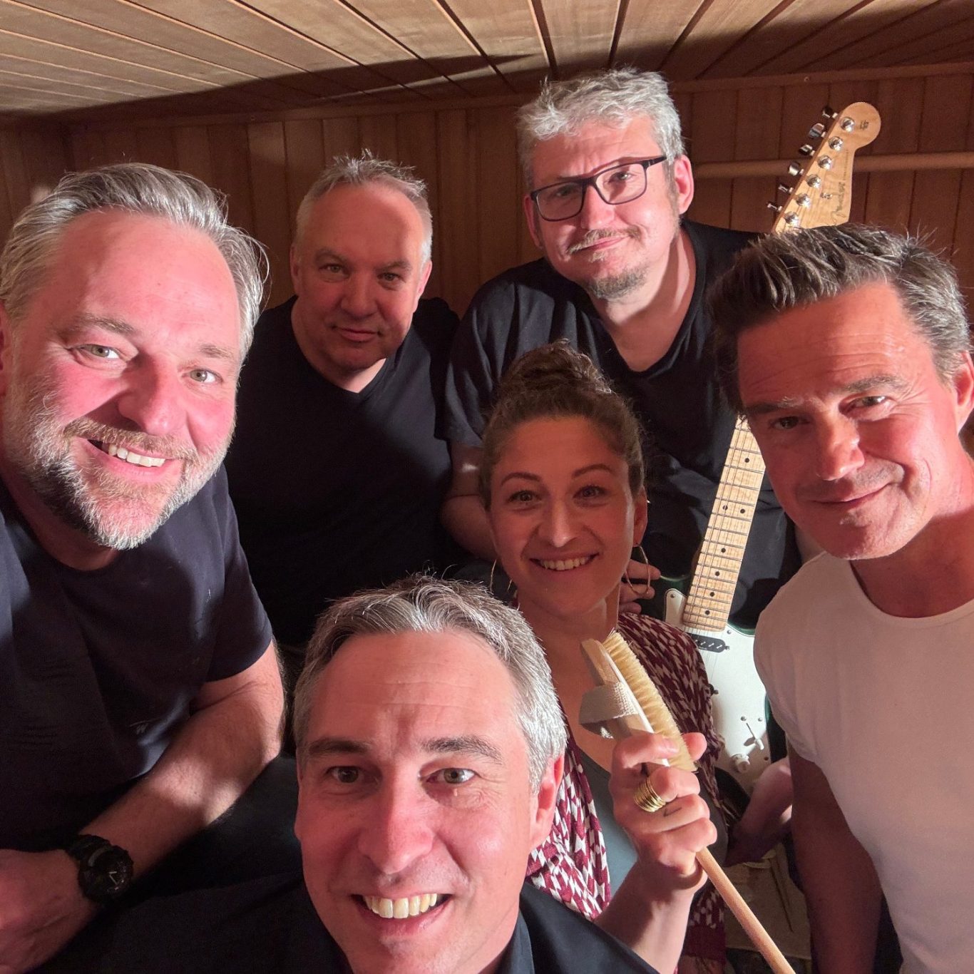 Genießen Sie einen groovigen Abend mit unvergesslicher Livemusik in und um München, Dachau, Erding, Ebersberg, Rosenheim, Wolfratshausen, Fürstenfeldbruck, Freising RHYTHM DELUXE - Sechs Musiker live aus München